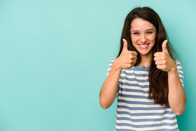 Foto sonriendo y levantando el pulgar