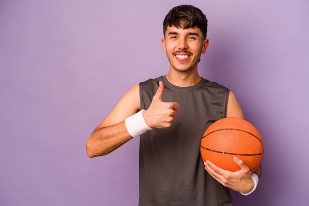 sonriendo y levantando el pulgar