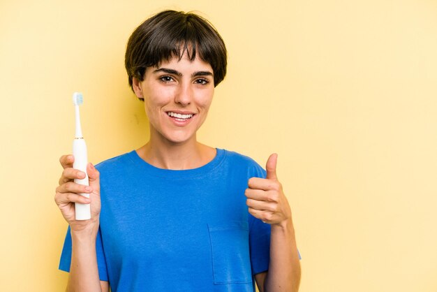 Foto sonriendo y levantando el pulgar