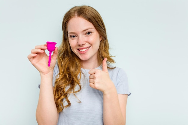 sonriendo y levantando el pulgar