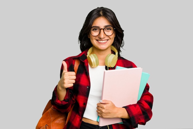 sonriendo y levantando el pulgar