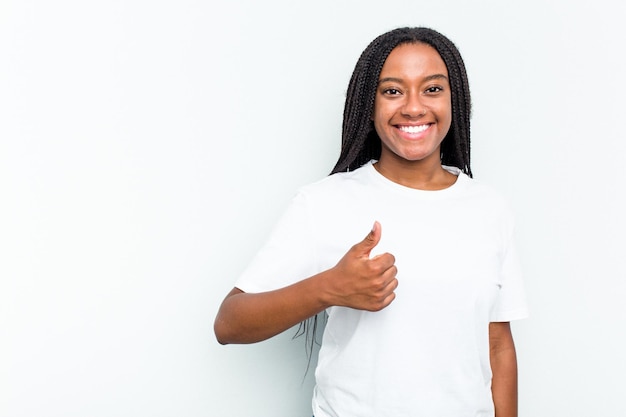 sonriendo y levantando el pulgar