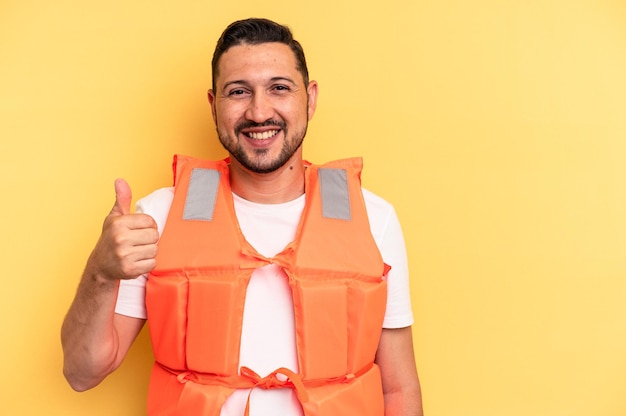 sonriendo y levantando el pulgar