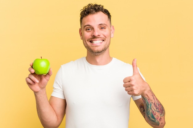 sonriendo y levantando el pulgar