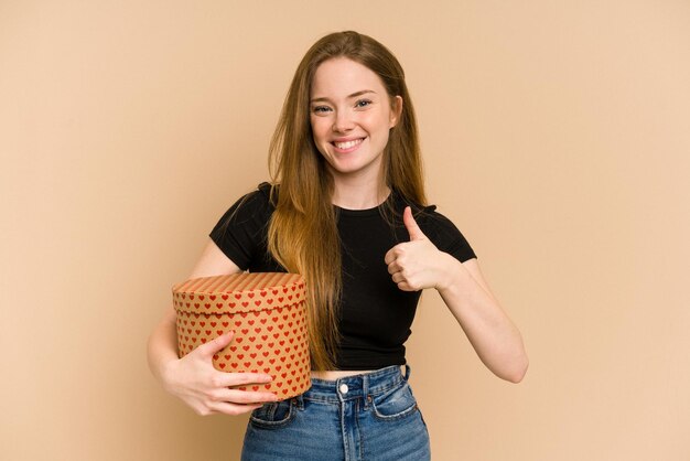 sonriendo y levantando el pulgar