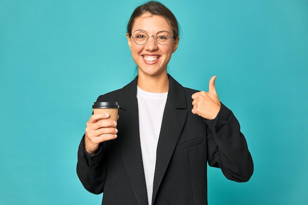 sonriendo y levantando el pulgar