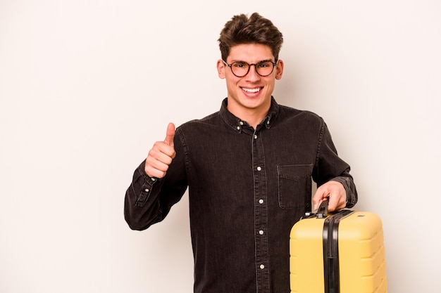 sonriendo y levantando el pulgar