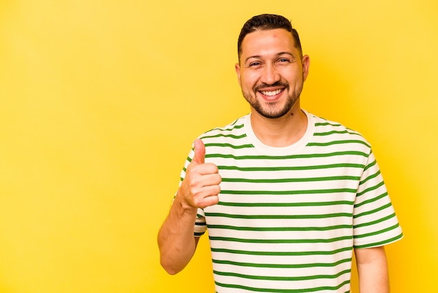 sonriendo y levantando el pulgar