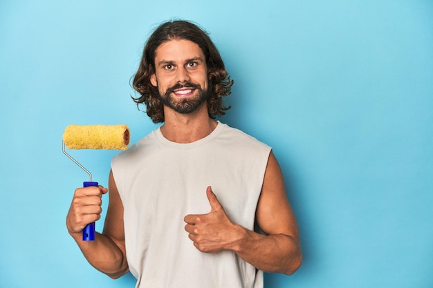 Sonriendo y levantando el pulgar