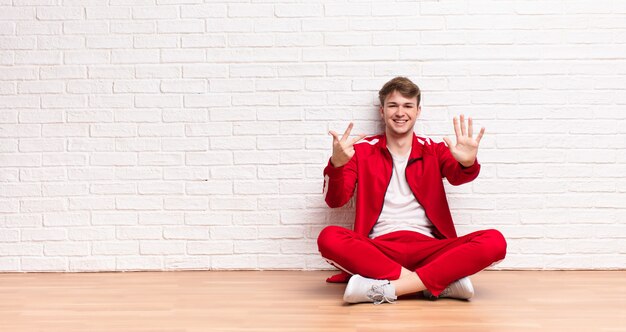 sonriendo y luciendo amigable, mostrando el número ocho u octavo con la mano hacia adelante, contando hacia atrás