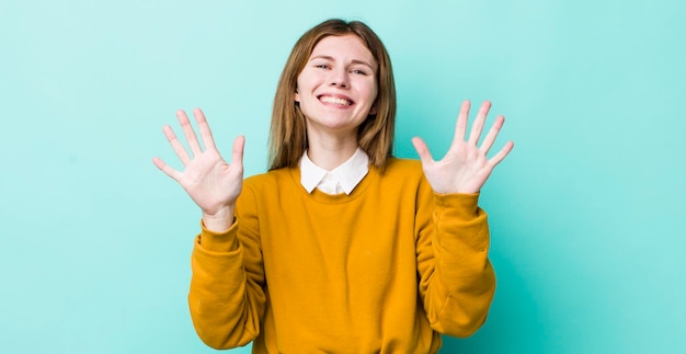 sonriendo y mirando amigablemente mostrando el número diez o décimo con la mano hacia adelante y la cuenta regresiva