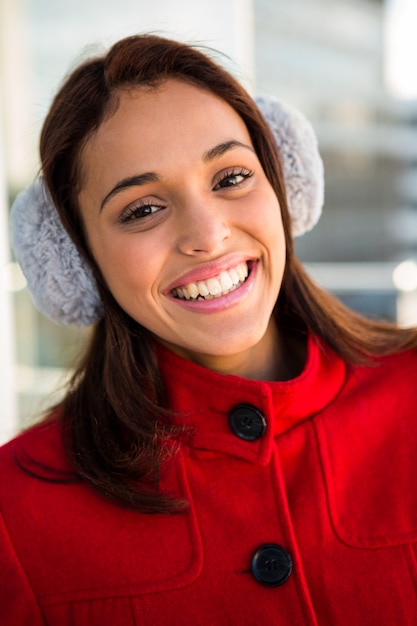 Sonriendo mujeres en el frío afuera