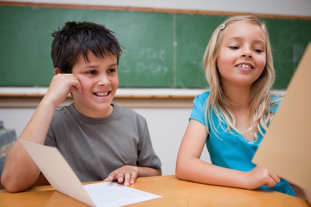 Sonriendo a los niños leyendo