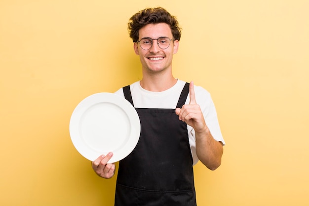 sonriendo con orgullo y confianza haciendo el número uno