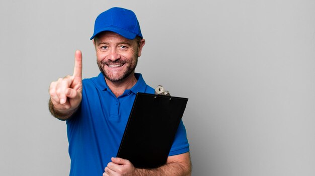 sonriendo con orgullo y confianza haciendo el número uno