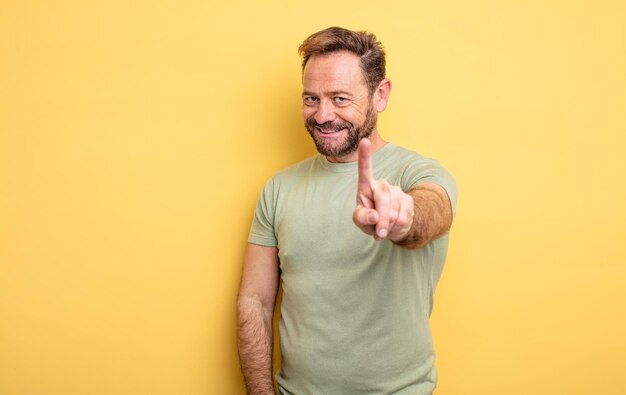 sonriendo con orgullo y confianza haciendo la pose número uno sintiéndose triunfalmente como un líder