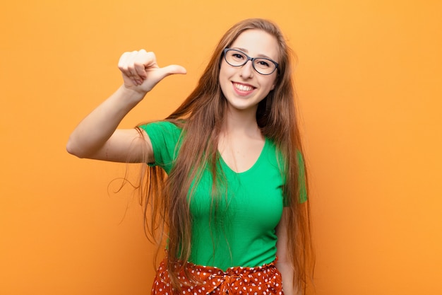 sonriendo y pareciendo amigable, mostrando el número uno o primero con la mano hacia adelante, contando hacia atrás