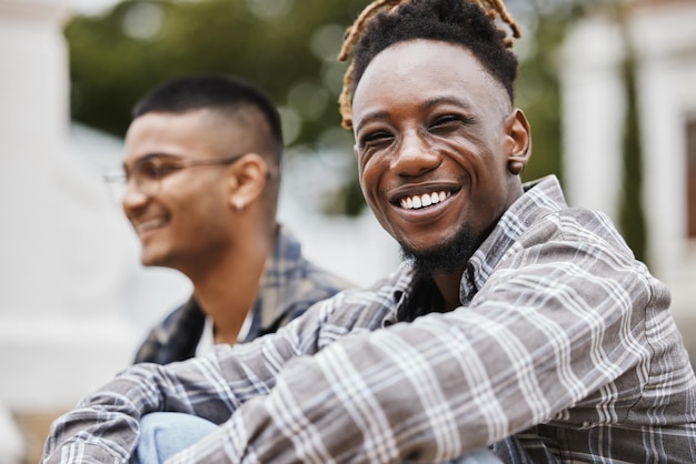 Sonriendo pero estresados Disparo de dos jóvenes en el campus