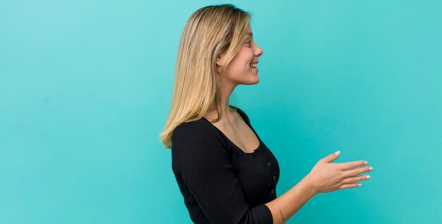 Sonriendo saludándote y ofreciéndote un apretón de manos para cerrar un exitoso concepto de cooperación