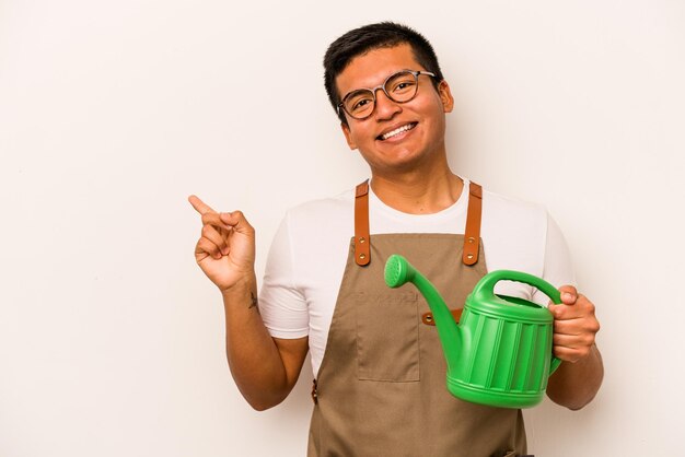 Sonriendo y señalando a un lado mostrando algo en el espacio en blanco