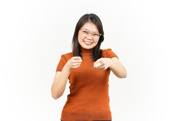 Sonriendo y señalando que quieres gesto de hermosa mujer asiática aislada sobre fondo blanco