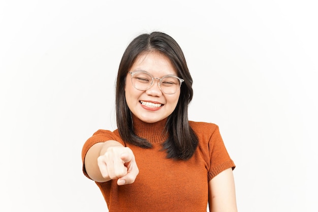 Sonriendo y señalando que quieres gesto de hermosa mujer asiática aislada sobre fondo blanco