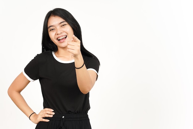 Sonriendo y señalándote por elegir a una hermosa mujer asiática aislada de fondo blanco