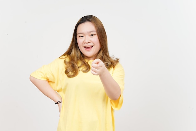 Sonriendo y señalándote a ti de una hermosa mujer asiática con camiseta amarilla aislada en blanco