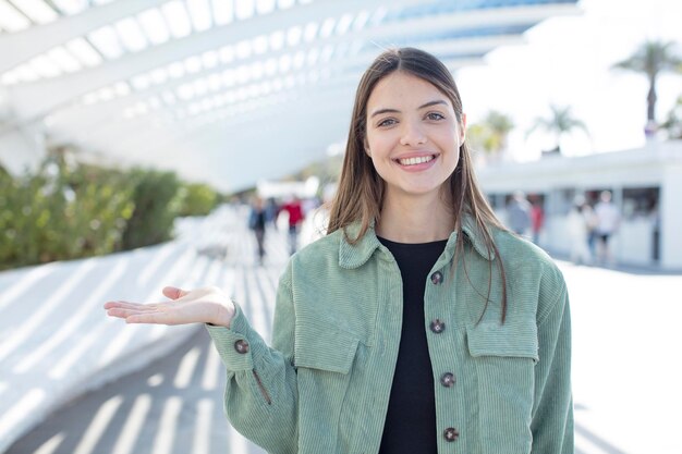 sonriendo sintiéndose confiado exitoso y feliz mostrando concepto o idea en espacio de copia en el lateral