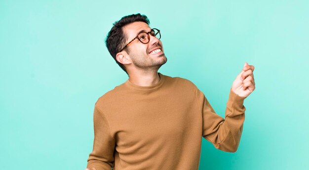 Sonriendo sintiéndose despreocupado, relajado y feliz bailando y escuchando música divirtiéndose en una fiesta