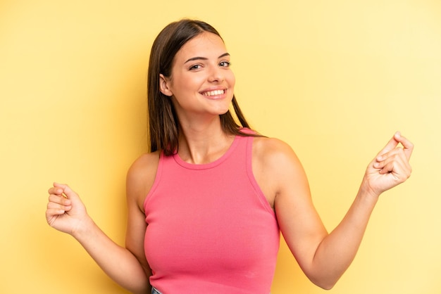 Sonriendo sintiéndose despreocupado, relajado y feliz bailando y escuchando música divirtiéndose en una fiesta