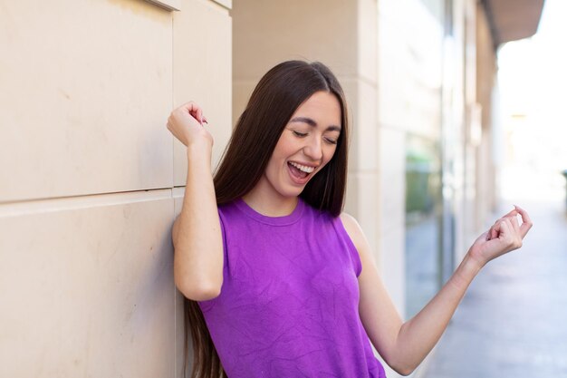 Sonriendo sintiéndose despreocupado, relajado y feliz bailando y escuchando música divirtiéndose en una fiesta