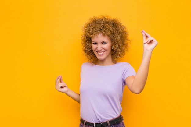 sonriendo, sintiéndose despreocupado, relajado y feliz, bailando y escuchando música, divirtiéndose en una fiesta