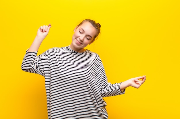 sonriendo, sintiéndose despreocupado, relajado y feliz, bailando y escuchando música, divirtiéndose en una fiesta