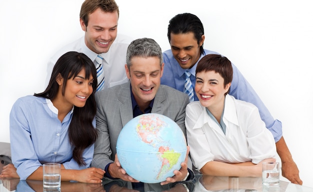 Foto sonriendo socios comerciales multiétnicos sosteniendo un globo