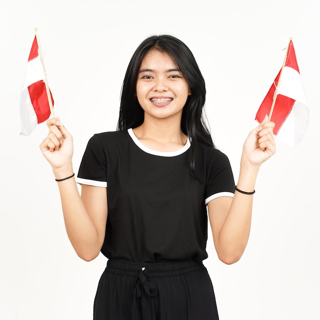 Sonriendo y sosteniendo la bandera indonesia de hermosa mujer asiática aislada sobre fondo blanco