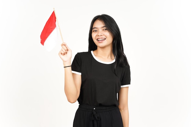 Sonriendo y sosteniendo la bandera indonesia de hermosa mujer asiática aislada sobre fondo blanco