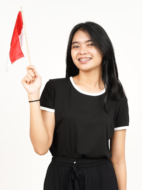 Sonriendo y sosteniendo la bandera indonesia de hermosa mujer asiática aislada sobre fondo blanco