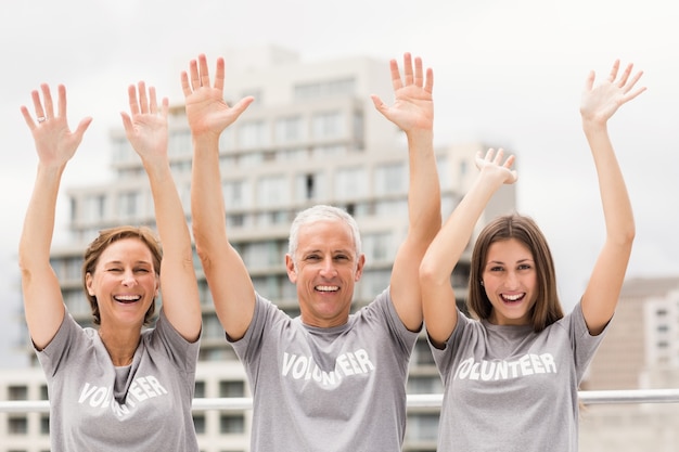 Sonriendo voluntarios animando