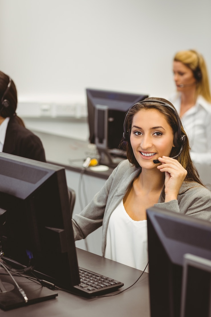 Foto sonriente agente de call center hablando por el auricular