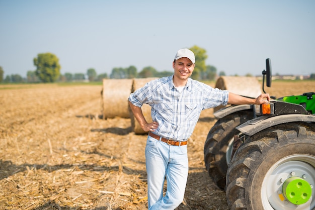 Sonriente agricultor en su campo