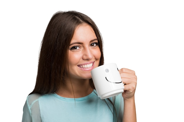 Sonriente y alegre mujer sosteniendo una taza sonriente