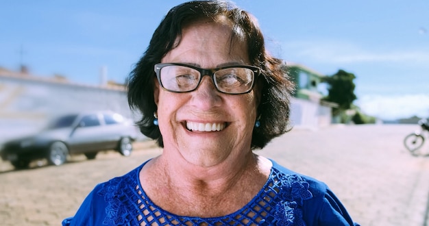 Sonriente anciana latina Hermosa mujer mayor mirando a la cámara