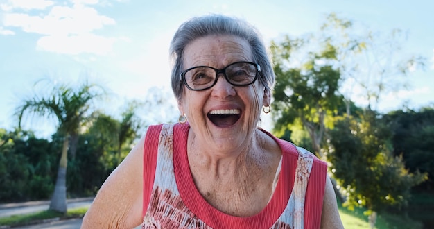 Sonriente anciana latina Hermosa mujer mayor mirando a la cámara