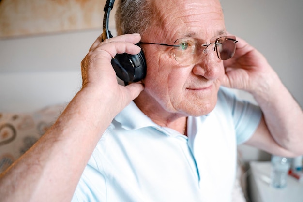 Sonriente apuesto abuelo maduro escuchando música disfrutando de audio concepto de pasatiempo