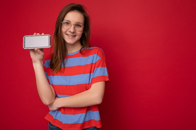 Sonriente atractiva mujer joven de buen aspecto positivo con gafas ópticas y estilo casual