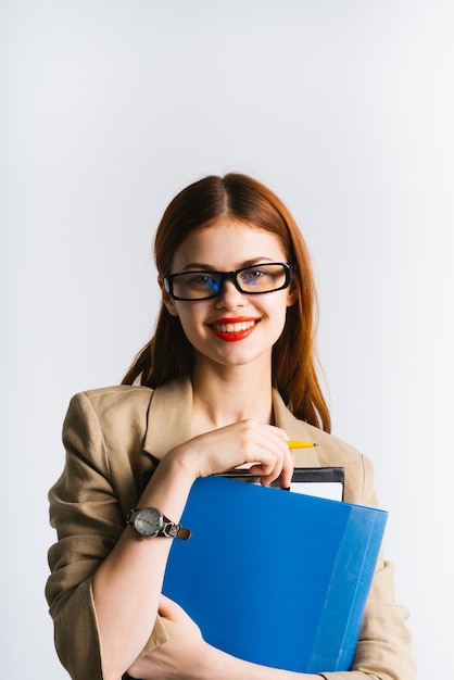 Sonriente chica secretaria sosteniendo archivos y carpetas en las manos