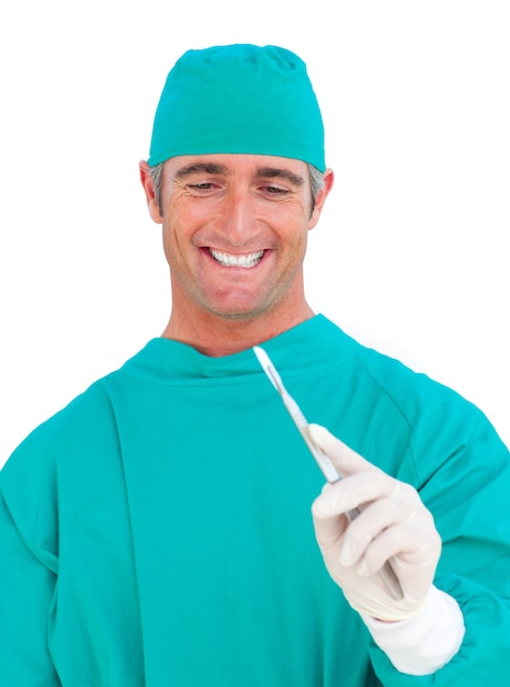 Sonriente cirujano sosteniendo un bisturí
