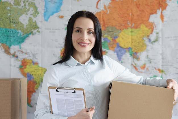 Foto sonriente empleada de empresa internacional lógica