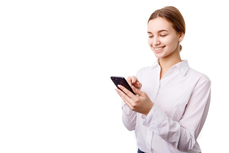 sonriente, entusiasta, mujer de negocios, en, blanco, blusa, texting